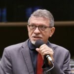 Afonso Florence desafia Flávio Bolsonaro a abrir extratos de conta ligada a advogado alvo da PF no caso INSS