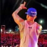 Kannário faz o L em show na Bahia, canta jingle de Lula e ganha comentário de agradecimento do presidente