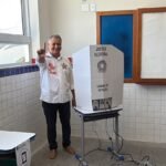 Rui Costa vota no Colégio Duque de Caxias, no bairro da Liberdade, em Salvador