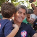 Acompanhado de aliados, ACM Neto chega em silêncio para votar na Faculdade de Administração da UFBA